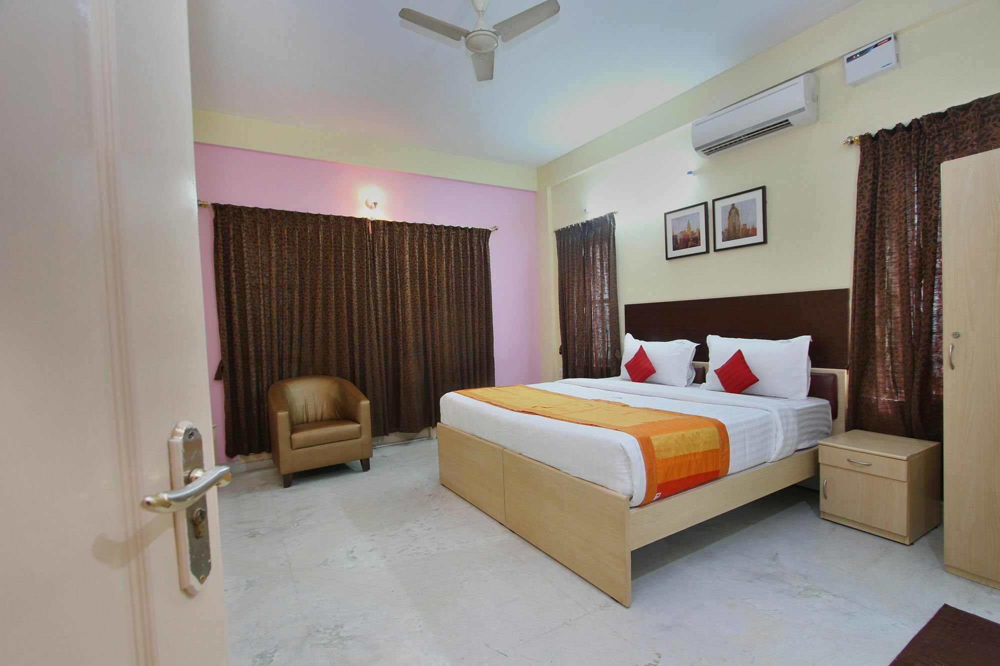 Capital O 5379 The Roy Grand Inns Bangalore Exteriör bild