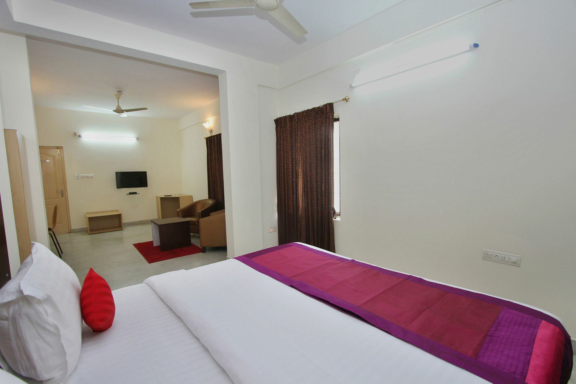 Capital O 5379 The Roy Grand Inns Bangalore Exteriör bild
